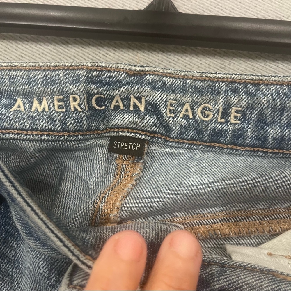 AMERICAN EAGLE Mom Jean Distressed Size 6 - Picture 6 of 8